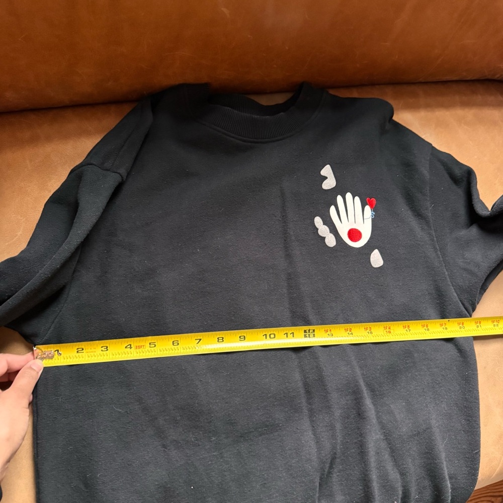 Flan Labs Vintage Black Crewneck Sweatshirt w Hand Heart Motif oven mitt graphic - Picture 7 of 9